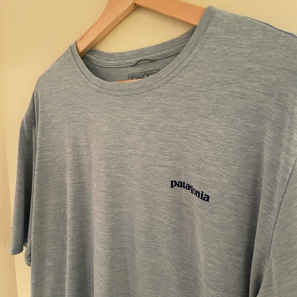 Patagonia Men’s T-Shirt XL Light Blue with Graphic Surf Logo Great for Beach - Picture 4 of 11